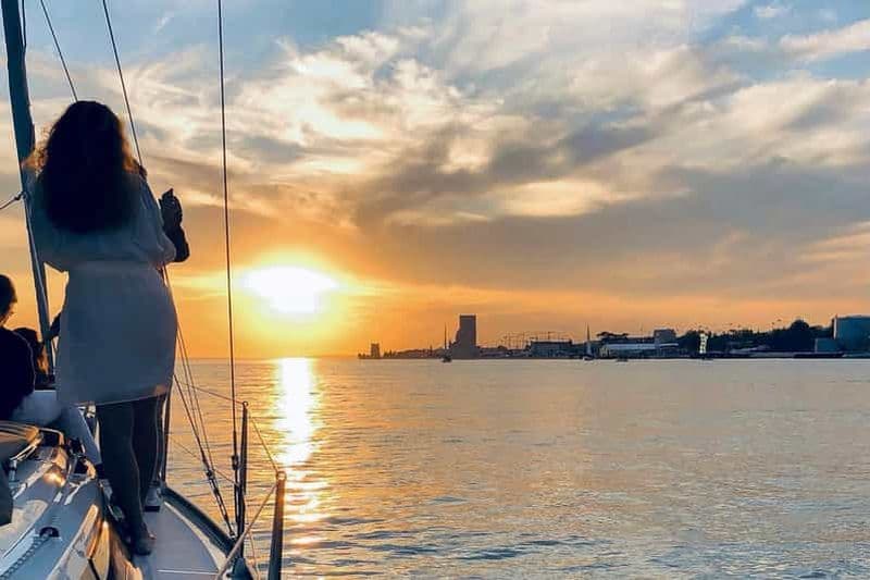 Billet Lisbonne : Croisière privée sur le Tage au coucher du soleil à bord d'un bateau de luxe