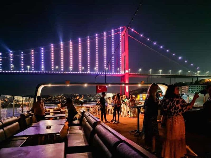 Billet Istanbul : Dîner-croisière sur le Bosphore avec boissons et divertissements