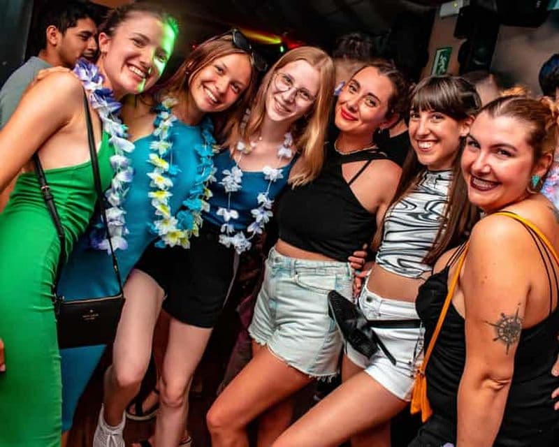 Billet Madrid : Visite guidée à pied, enterrement de vie de garçon/jeune fille avec boissons et spectacle