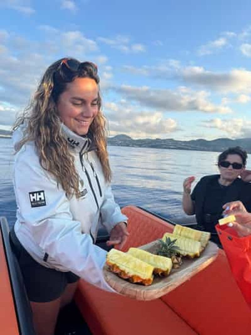 Billet São Miguel : tour en bateau au coucher du soleil avec baignade et collation à l'ananas