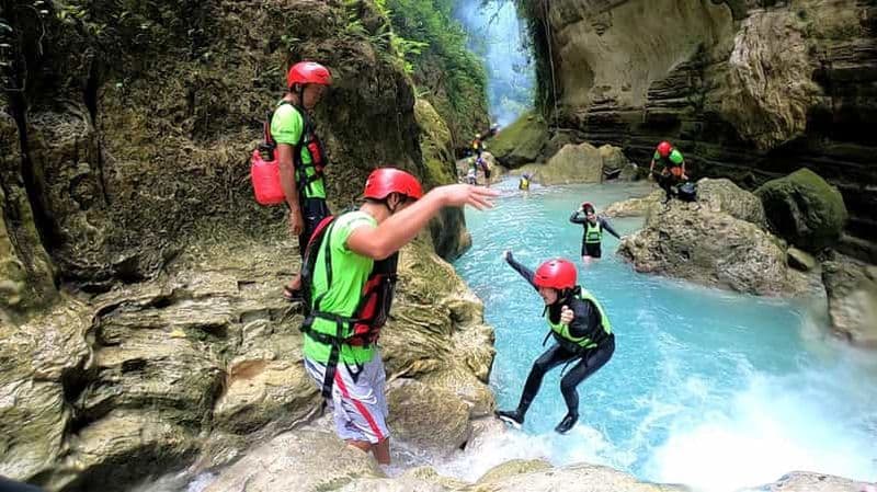 Billet Au départ de Cebu : excursion partagée de saut de falaise aux chutes de Kawasan