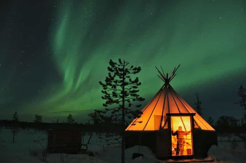 Billet Kiruna : Excursion en traîneau à chiens pour observer les aurores boréales avec le Fika suédois