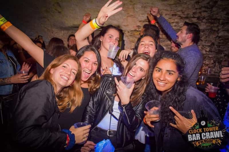 Billet Prague : tournée des bars de la tour de l'horloge se terminant dans la plus grande boîte de nuit