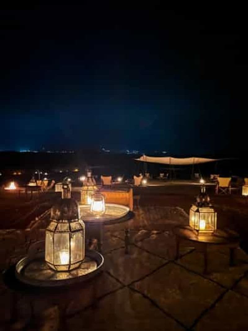 Billet Marrakech : coucher de soleil dans le désert d'Agafay, balade à dos de chameau, dîner et spectacle.