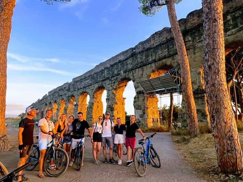 Billet Rome : visite en vélo électrique de la Via Appia et des catacombes au coucher du soleil, avec dégustation