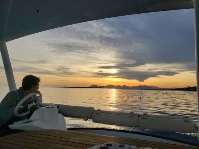Billet Excursion privée en catamaran dans la baie de Juan les Pins au coucher du soleil