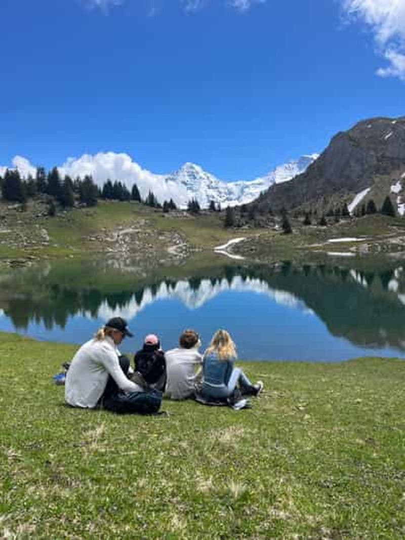 Billet Interlaken : randonnée vers un lac alpin et un refuge douillet.