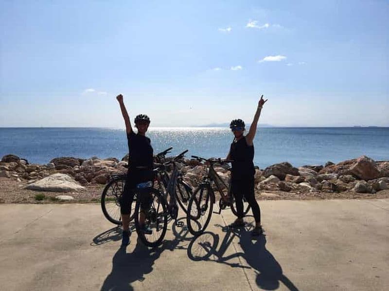 Billet Athènes : Les quartiers authentiques et la plage à vélo