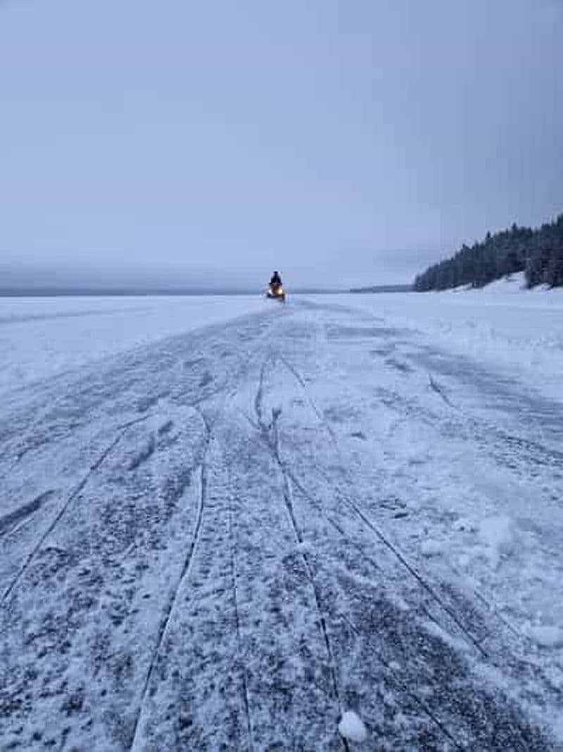Billet Levi : excursion guidée de patinage sur glace avec collation autour d'un feu de camp