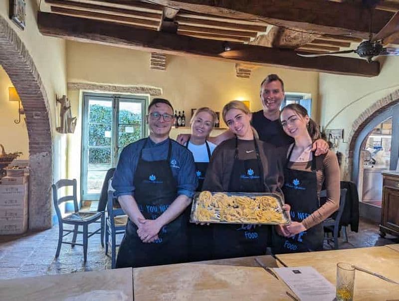 Billet Pienza : Cours de cuisine toscane de pâtes et de cantucci faits maison