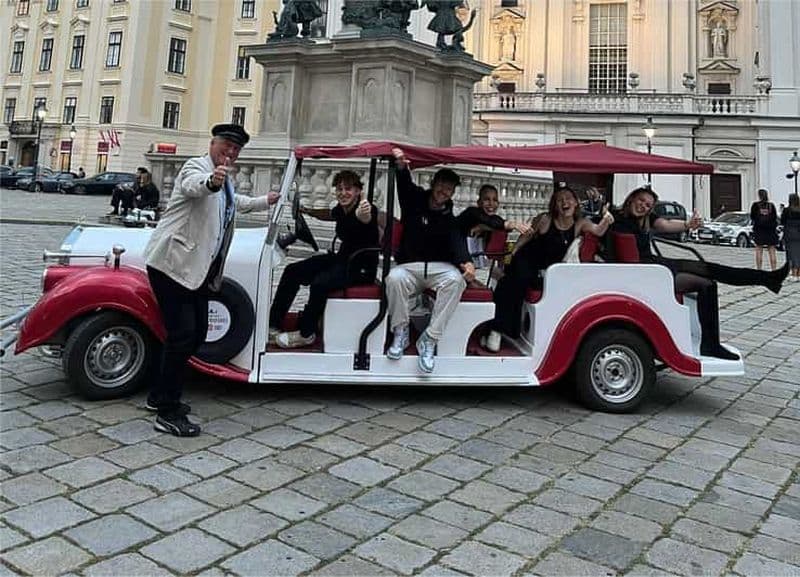 Billet Vienne : visite touristique de la vieille ville dans une voiture électrique de style vintage