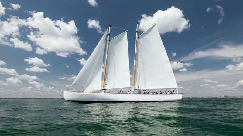 Billet Newport : Journée de voile et visite touristique en bateau sur une goélette