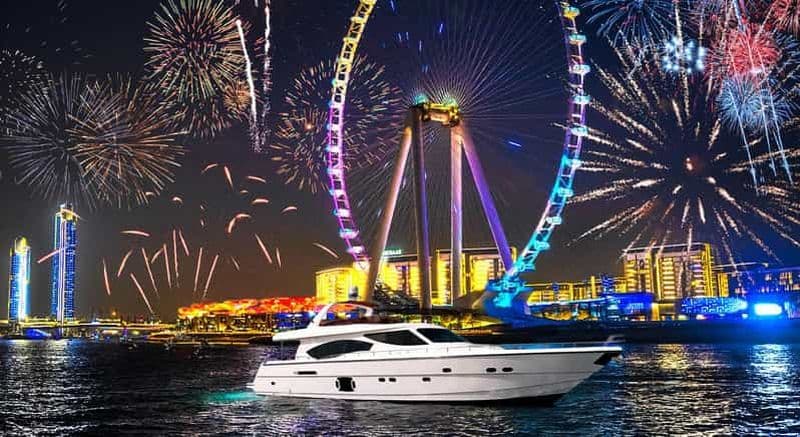Billet Dubaï : Célébration du Nouvel An sur un yacht - feux d'artifice, DJ, boissons