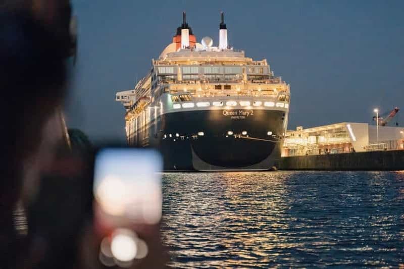Billet Hambourg : 1,5 heure de croisière dans le port avec les lumières du soir à bord d'un bateau