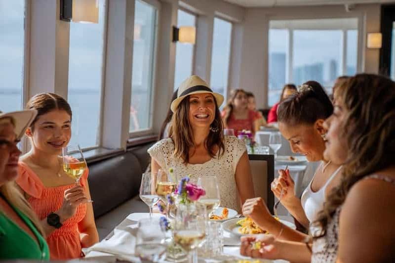 Billet Newport Beach : Croisière en ville avec buffet au champagne et brunch