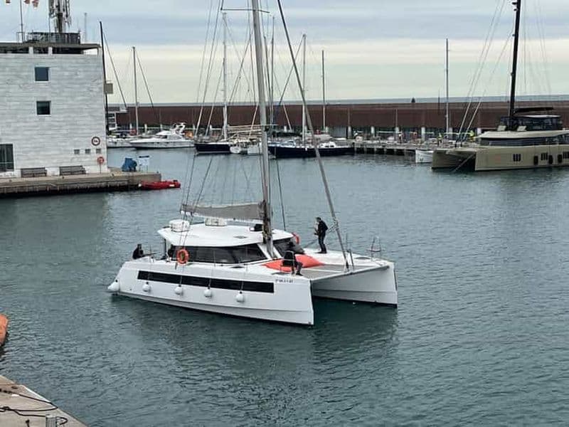 Billet Barcelone : croisière partagée en catamaran, boisson et tapa locale