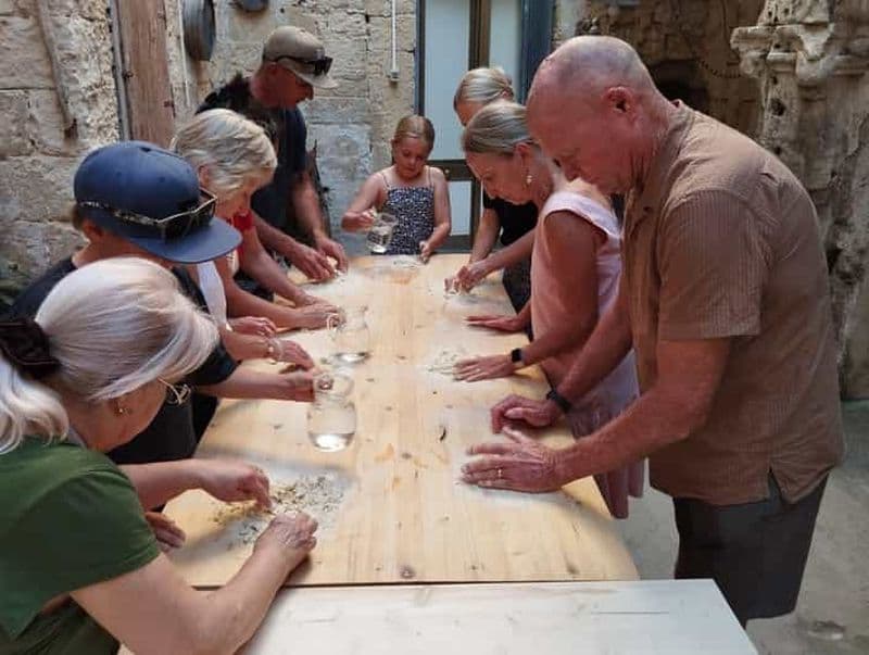 Billet Lecce : Cours de fabrication de pâtes dans une cour datant de 1400 avec du vin