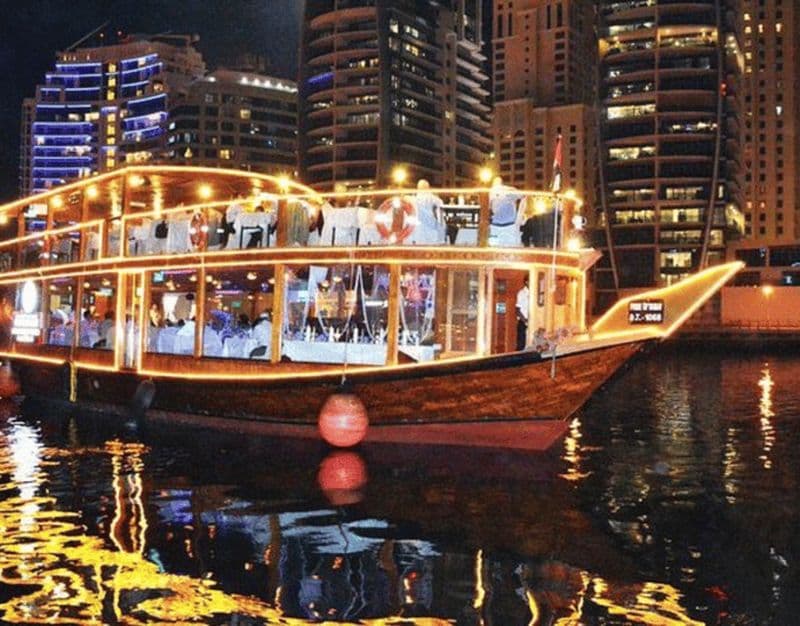 Billet Dubaï : Dîner-croisière en boutre sur la crique ou la marina avec spectacles en direct