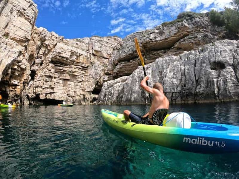 Billet Pula : Excursion en kayak de mer avec grotte et saut de falaise (+ combinaison de plongée)