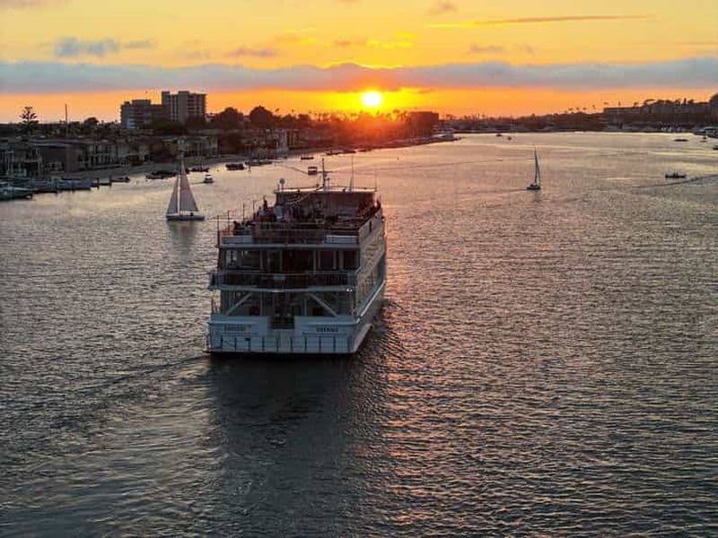 Billet Newport Beach : Dîner-croisière du week-end City Cruises avec DJ