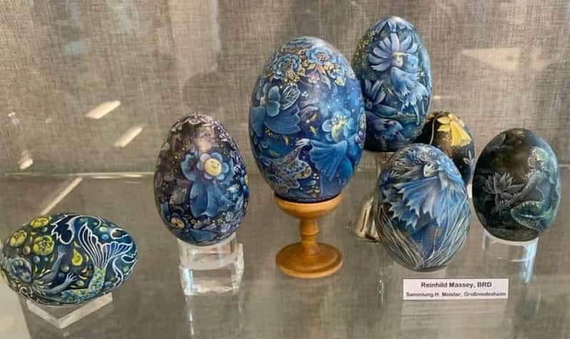 Billet Ubud : peinture balinaise sur œuf, toile et offrande de canang sari