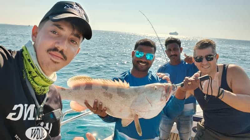 Billet Dubaï : Excursion privée de pêche en haute mer avec barbecue des prises