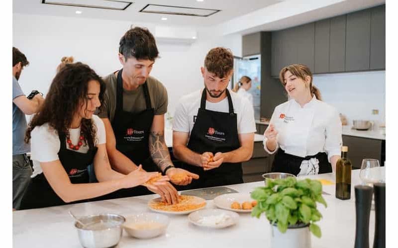 Billet Rome : cours de préparation de pizza avec vin et supplì