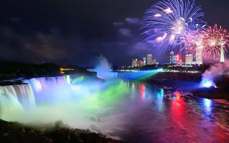 Billet Depuis Toronto : Tour en soirée des chutes du Niagara avec croisière commentée