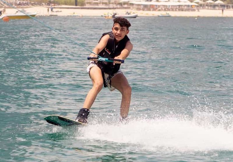 Billet Wake Boarding Dubai Marina : Réservez votre prochaine expérience !