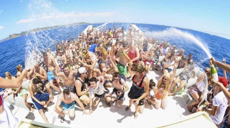 Billet Cannes : Bateau de fête avec DJ