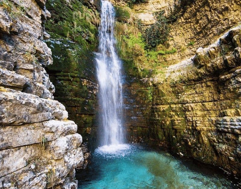 Billet Au départ de Tirana/Durres : Excursion d'une journée : Canyon de Holta/Banja/Lac Belshi