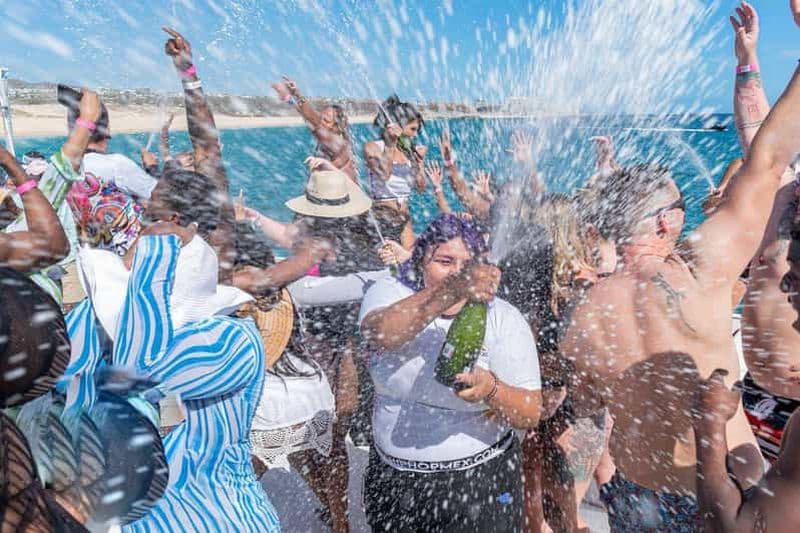 Billet Cabo San Lucas : Fête en bateau réservée aux adultes avec boissons et DJ en direct