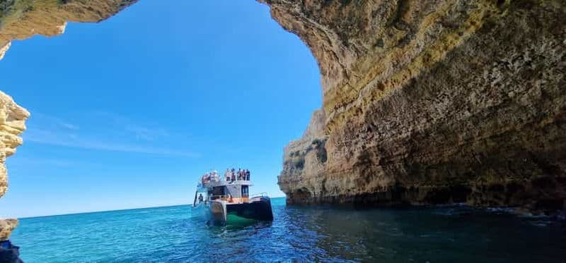 Billet Albufeira : visite du littoral et des grottes de Benagil en catamaran