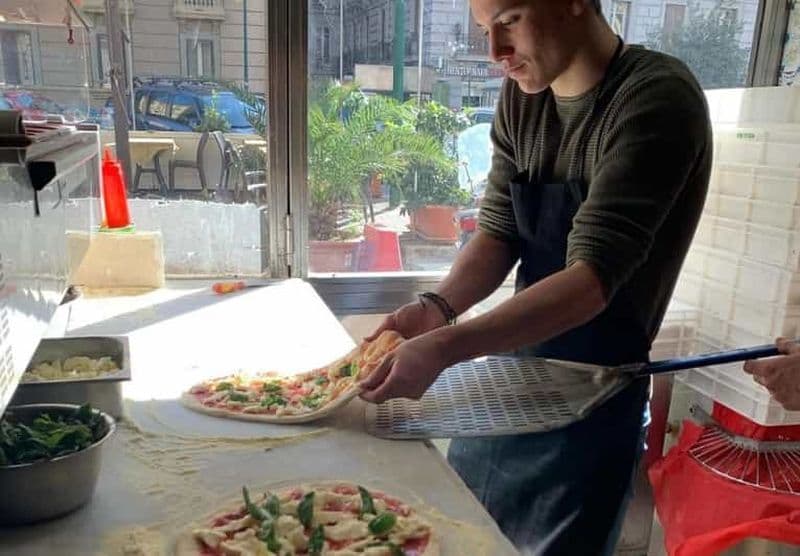 Billet Naples : cours de pizza premium, de la pâte au dessert et vin
