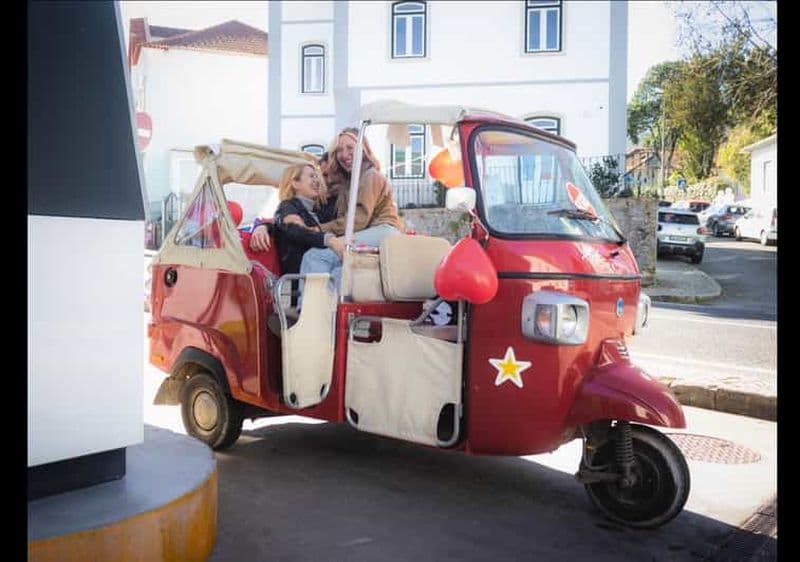 Billet Sintra : Visite guidée en tuk-tuk de l'histoire et des points forts de la ville avec pâtisserie