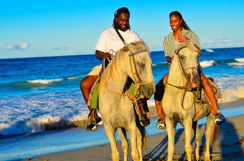Billet Punta Cana : Randonnée à cheval avec coucher de soleil sur la plage de Macao