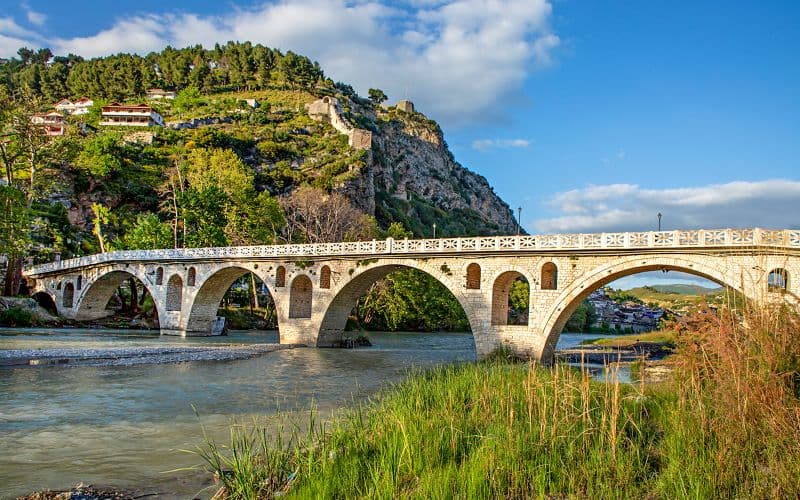 Billet Depuis Tirana : Excursion d'une journée à Berat, patrimoine de l'UNESCO, et au lac Belshi