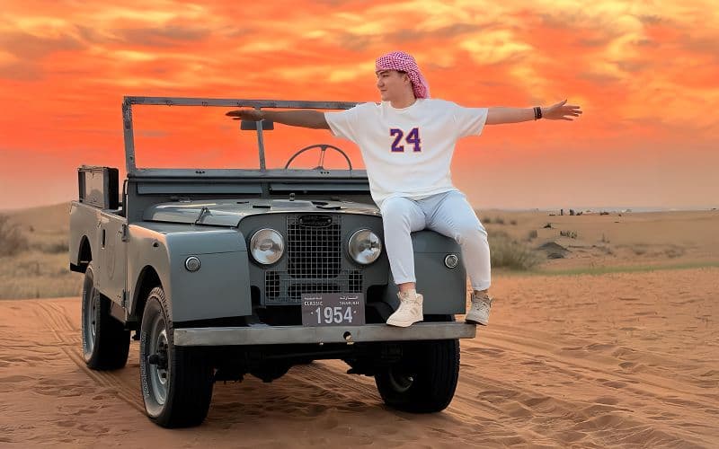 Billet Vol en montgolfière à Dubaï avec navettes aller-retour privées et promenade en Land Rover vintage dans le désert