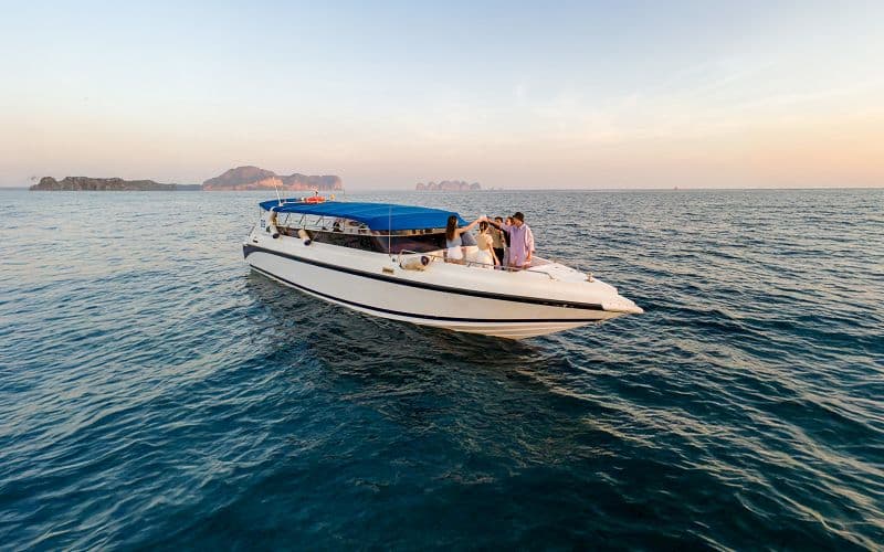 Billet Au départ de Phuket : visite en hors-bord premium de Phi Phi, Maya Bay et Bamboo Island avec déjeuner et navettes de/vers l'hôtel.