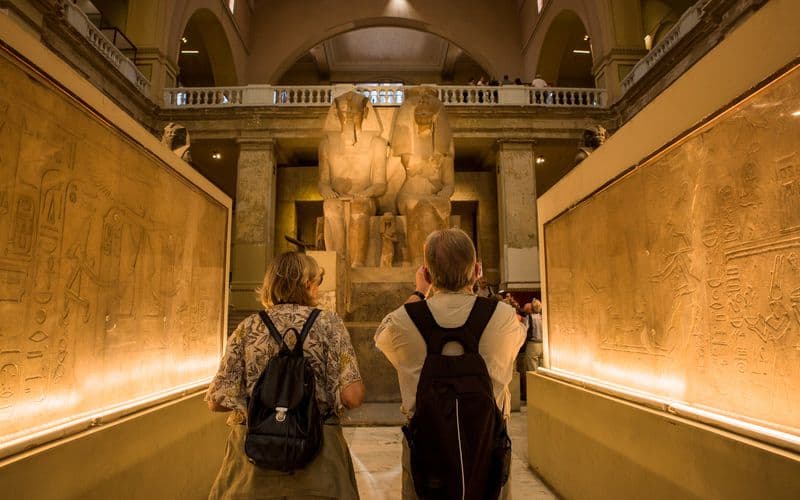 Billet À partir du Caire : Visite guidée du musée égyptien, des pyramides et du bazar avec navettes de/vers l'hôtel.