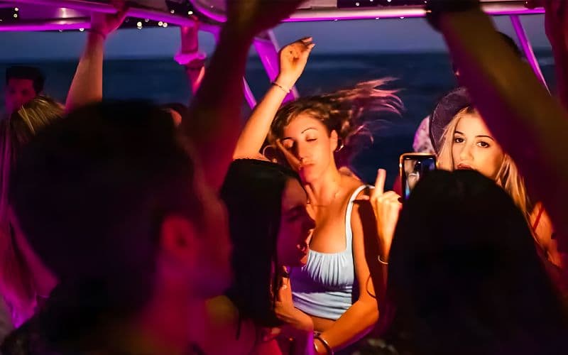 Billet Depuis la marina de Dubaï : Croisière nocturne de 4 h sur un yacht avec barbecue, DJ et boissons à volonté