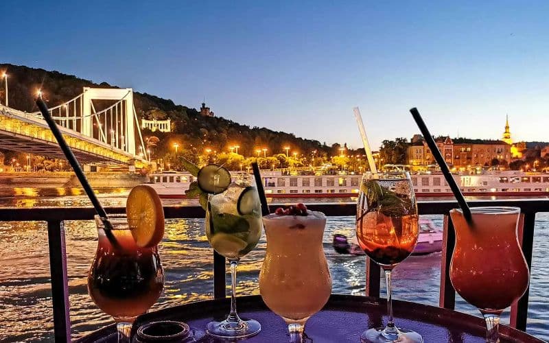 Billet Croisière touristique avec cocktail au coucher du soleil sur le Danube à Budapest