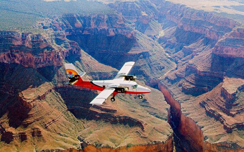 Billet Vol de 70 minutes de Las Vegas au Grand Canyon West en avion/hélicoptère avec atterrissage sur le bord du canyon