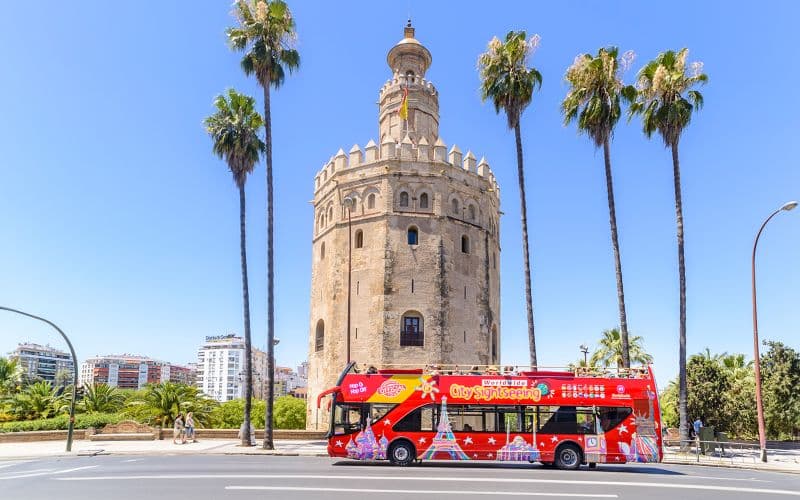 Billet City Sightseeing : Visite en bus Hop-On Hop-Off de Séville avec visites guidées et accès aux musées.