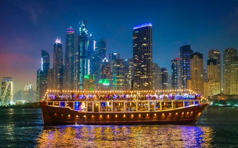 Billet Depuis la marina de Dubaï : Dîner-croisière de 2 h sur un boutre de luxe avec dîner 5 étoiles, spectacle et boissons à volonté