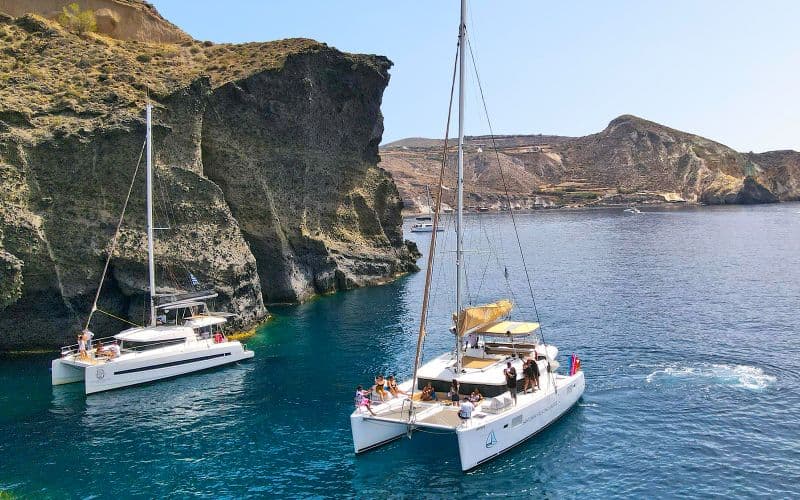 Billet Croisière de luxe en catamaran à Santorin avec repas, boissons et transferts
