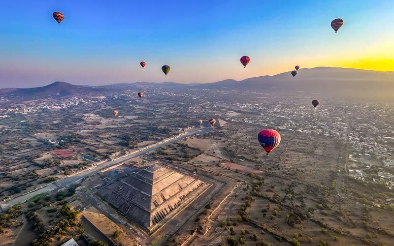 Billet Depuis Mexico : Vol en montgolfière avec visite guidée de Teotihuacán et visite de la basilique