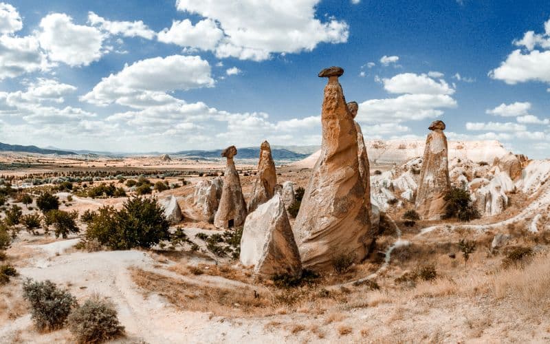 Billet Visite rouge avec cheminée de fée et visite du musée en plein air de Zelve avec déjeuner et transferts