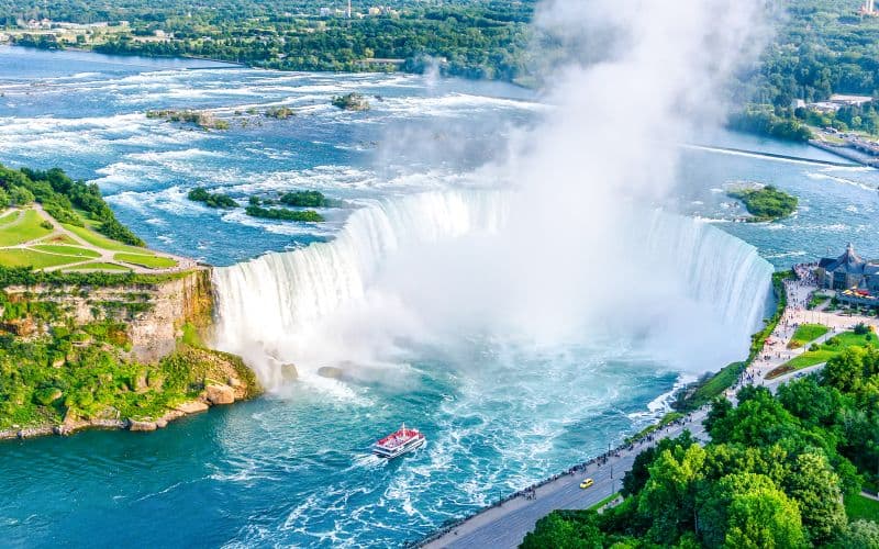 Billet À partir de Toronto : Visite des chutes du Niagara avec croisière Hornblower, voyage derrière les chutes et tour Skylon en option.