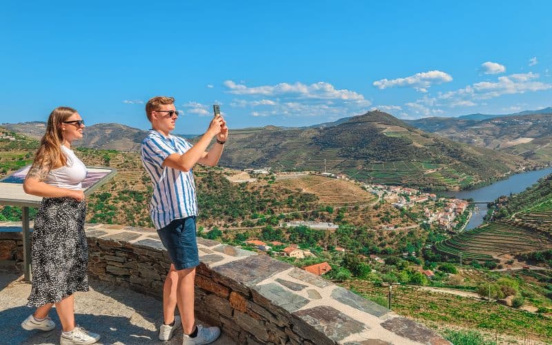 Billet Visite guidée en petit groupe de la vallée du Douro avec croisière d'une heure sur le Pinhão, déjeuner traditionnel et dégustations de vins